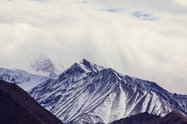 Yazın Alaska 'nın Picturesque Dağları. Karla kaplı kütleler, buzullar ve kayalık tepeler.