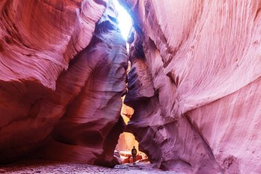 Mutlu Kanyon fantastik sahneleri. Utah çöllerinde alışılmadık renkli kumtaşı oluşumları yürüyüşçüler için popülerdir..