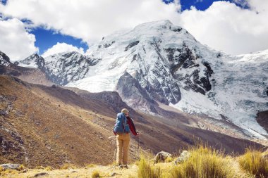 Cordillera dağlarında yürüyüş sahnesi, Peru 