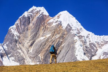 Cordillera dağlarında yürüyüş sahnesi, Peru 