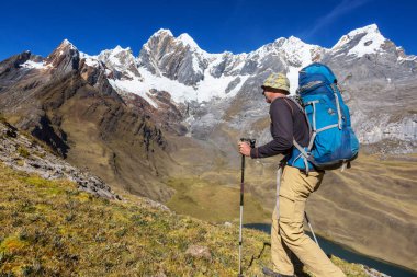 Cordillera dağlarında yürüyüş sahnesi, Peru 