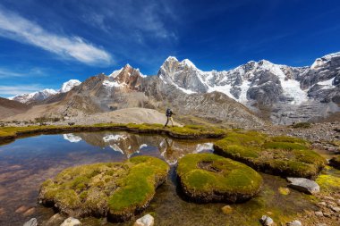 Cordillera dağlarında yürüyüş sahnesi, Peru 