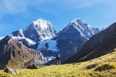 Cordillera dağlarında yürüyüş sahnesi, Peru 