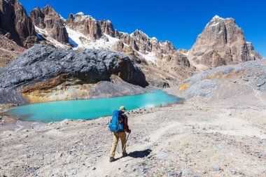 Cordillera dağlarında yürüyüş sahnesi, Peru 