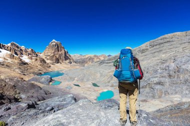 Cordillera dağlarında yürüyüş sahnesi, Peru 