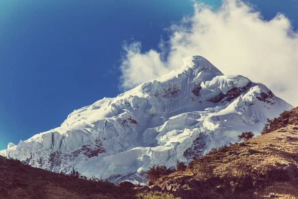 コーデレラの美しい山の風景Huayhuash ペルー 南アメリカ — ストック写真