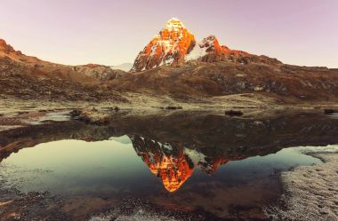 Cordillera Huayhuash, Peru, Güney Amerika 'daki güzel dağ manzaraları 