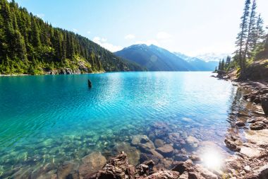 Whistler, BC, Kanada yakınlarındaki Garibaldi Gölü 'nün turkuaz sularına yürüyün. British Columbia 'da çok popüler bir yürüyüş merkezi..