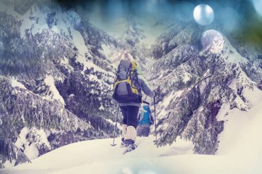 Kış dağlarında yürüyüşçüler 