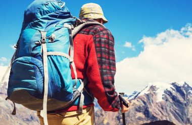 Cordillera dağlarında yürüyüş sahnesi, Peru 