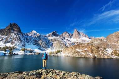 Sierra Nevada dağlarında yürüyen yürüyüş ekipmanlı bir adam, Kaliforniya, ABD 
