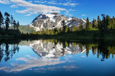 Washington, ABD 'de Shuksan Dağı yansımalı Scenic Picture Gölü
