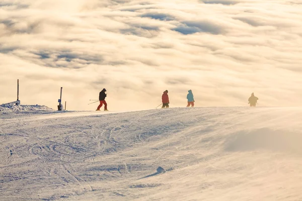 Άνθρωποι Στο Χιονοδρομικό Θέρετρο Βουνά Καλυμμένα Χιόνι Τοπίο Της Φύσης — Φωτογραφία Αρχείου