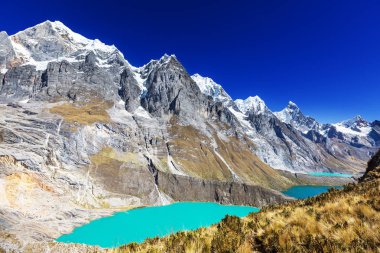Cordillera Huayhuash, Peru, Güney Amerika 'daki güzel dağ manzaraları 