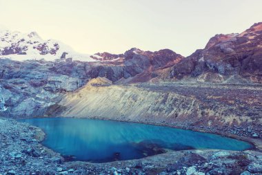 Cordillera Huayhuash, Peru, Güney Amerika 'daki güzel dağ manzaraları 