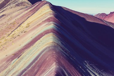 Vinicunca, Cusco Bölgesi, Peru 'da yürüyüş sahnesi. Montana de Siete Renkleri, Gökkuşağı Dağı.