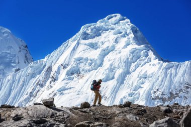 Cordillera dağlarında yürüyüş sahnesi, Peru 