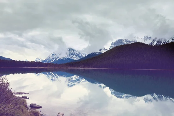 Scène Sereine Bord Lac Montagne Canada Avec Reflet Des Rochers — Photo