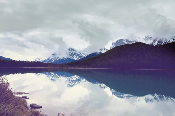 Cena Serena Junto Lago Montanha Canadá Com Reflexo Das Rochas — Fotografia de Stock