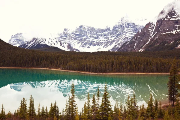 Nyugodt Jelenet Kanadai Hegyi Mellett Sziklák Tükröződésével Nyugodt Vízben — Stock Fotó
