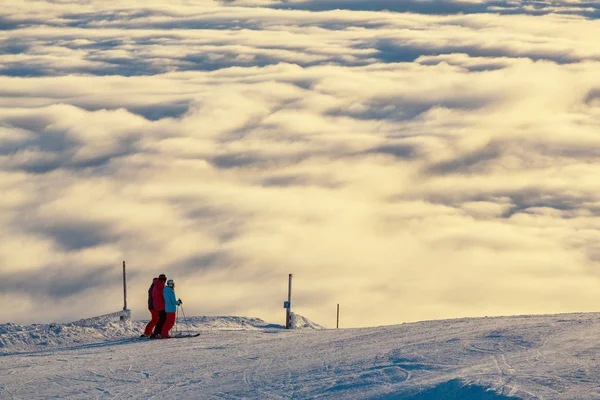 Mensen Ski Resort Bergen Bedekt Met Sneeuw Natuur Landschap — Stockfoto