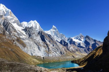 Cordillera Huayhuash, Peru 'daki üç göl. 