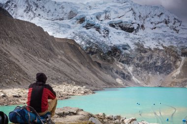 Cordillera dağlarında yürüyüş sahnesi, Peru 