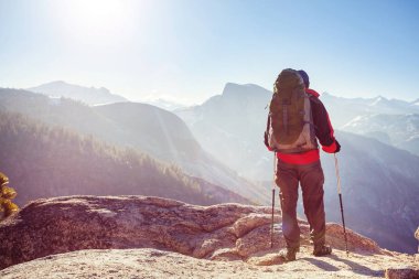 Yosemite dağlarda yürüyüş