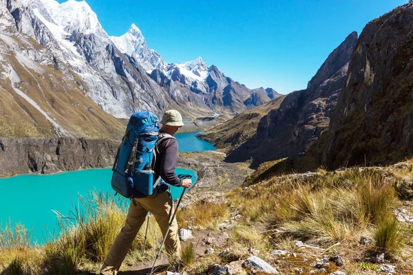 Man Wandelen Drie Lagunes Cordillera Huayhuash Peru — Stockfoto