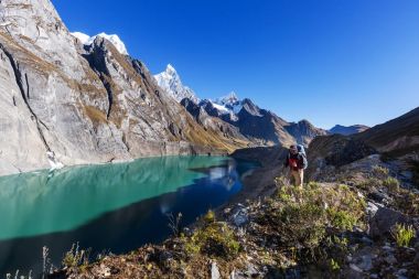 Cordillera dağlarında yürüyüş sahnesi, Peru 