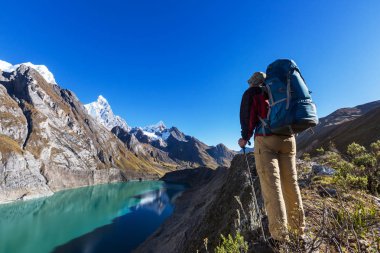 Cordillera dağlarında yürüyüş sahnesi, Peru 