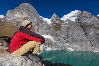 Cordillera dağlarında yürüyüş sahnesi, Peru 