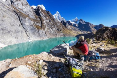 Cordillera dağlarında yürüyüş sahnesi, Peru 