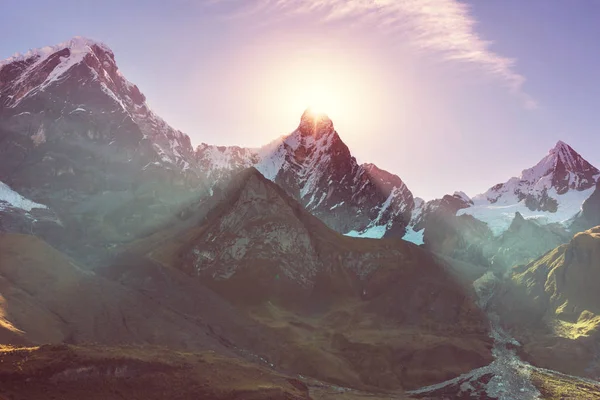 Cordillera Huayhuash, Peru, Güney Amerika 'daki güzel dağ manzaraları 