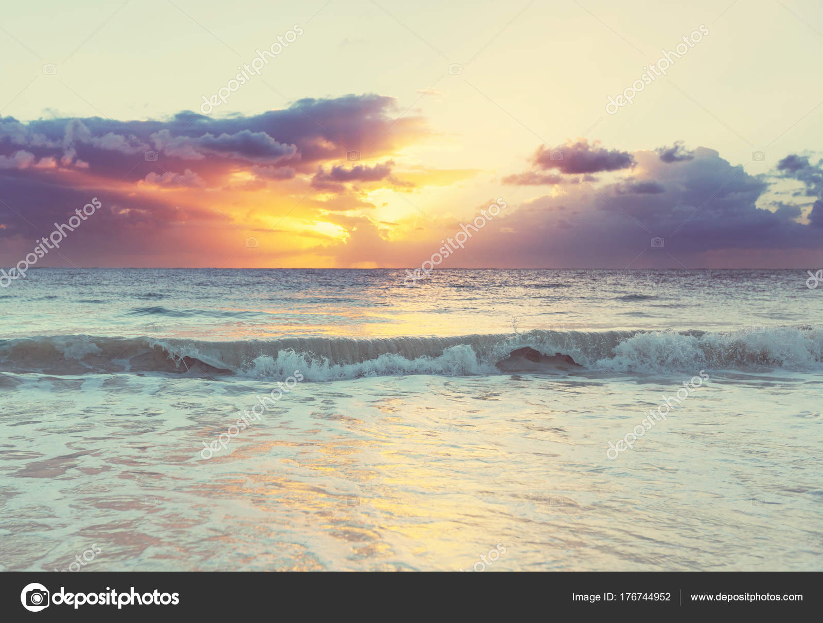 海の海岸での景色のカラフルな夕日 壁紙や背景画像のために良い ストック写真 C Kamchatka
