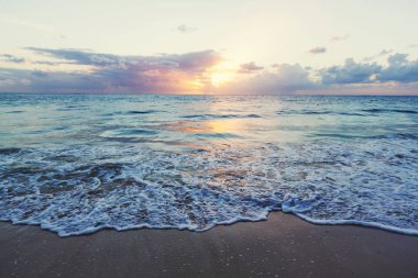 Deniz kıyısında manzara renkli gün batımı. Duvar kağıdı veya arkaplan resmi için iyi.