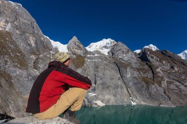 Cordillera dağlarında yürüyüş sahnesi, Peru