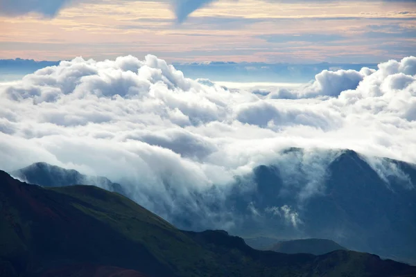 Piękny Widok Nad Chmurami Górach — Zdjęcie stockowe