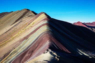 Vinicunca, Cusco Bölgesi, Peru 'da yürüyüş sahnesi. Montana de Siete Renkleri, Gökkuşağı Dağı.