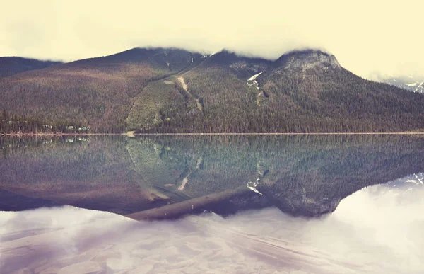 加拿大 Yoho 国家公园的宁静翡翠湖 — 图库照片