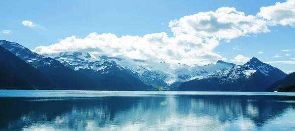 在加拿大不列颠哥伦比亚省惠斯勒附近的一个风景如画的加里波底湖中 徒步旅行至碧绿的海水中 不列颠哥伦比亚省非常受欢迎的远足目的地 — 图库照片