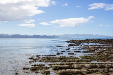 Kosta Rika 'daki güzel tropikal Pasifik Okyanusu kıyısı
