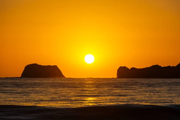 Deniz Kıyısında Manzara Renkli Gün Batımı Duvar Kağıdı Veya Arkaplan — Stok fotoğraf