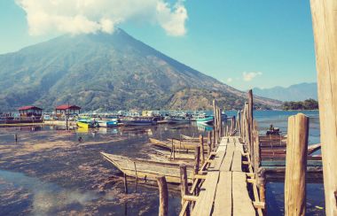 Güzel göl Atitlan ve volkanlar Guatemala, Orta Amerika Dağlık
