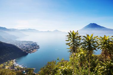Güzel göl Atitlan ve volkanlar Guatemala, Orta Amerika Dağlık