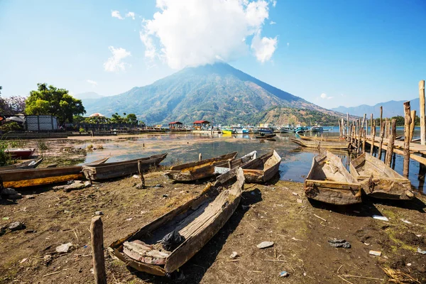 美しい湖 Atitlan グアテマラ 中央アメリカの高地の火山 — ストック写真