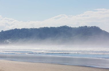 Kosta Rika 'daki güzel tropikal Pasifik Okyanusu kıyısı