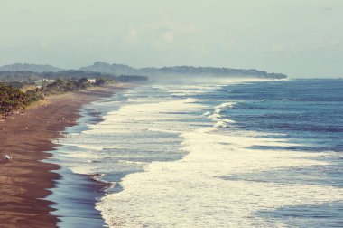 Kosta Rika 'daki güzel tropikal Pasifik Okyanusu kıyısı