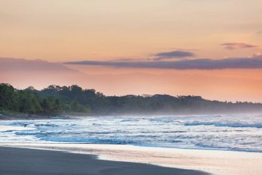 Kosta Rika 'daki güzel tropikal Pasifik Okyanusu kıyısı