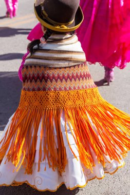 Şehir sokaklarında Perulu insanlar 